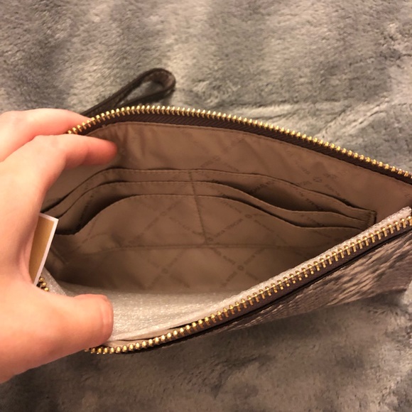 NWT MICHAEL KORS JetSet Large Zip Clutch Wristlet - Picture 4 of 4